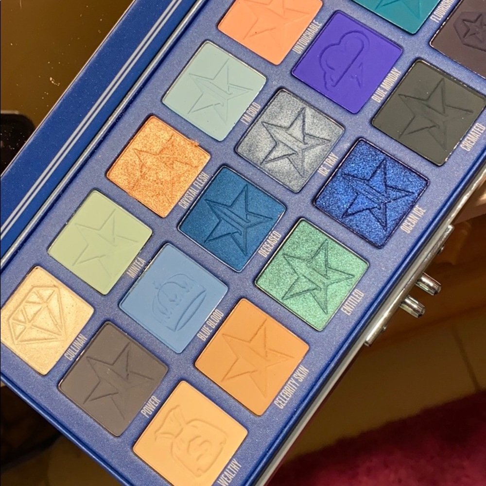 Jeffree star blue blood palette.